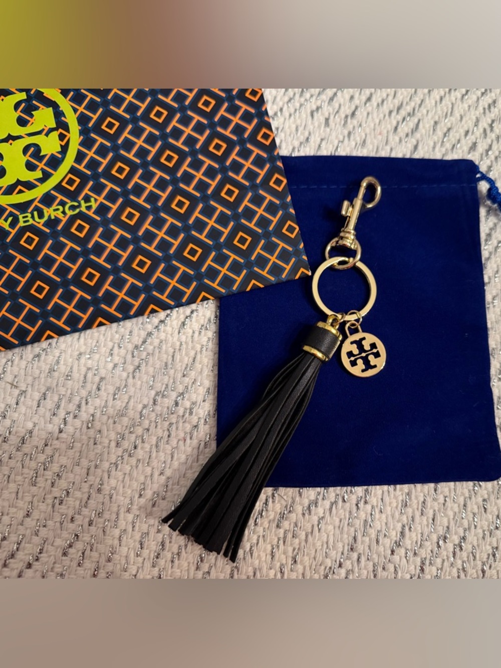 LAST ONE! 🚨 NEW. Bag charm or keychain with Tory Burch medallion + gift wrap - Picture 4 of 16